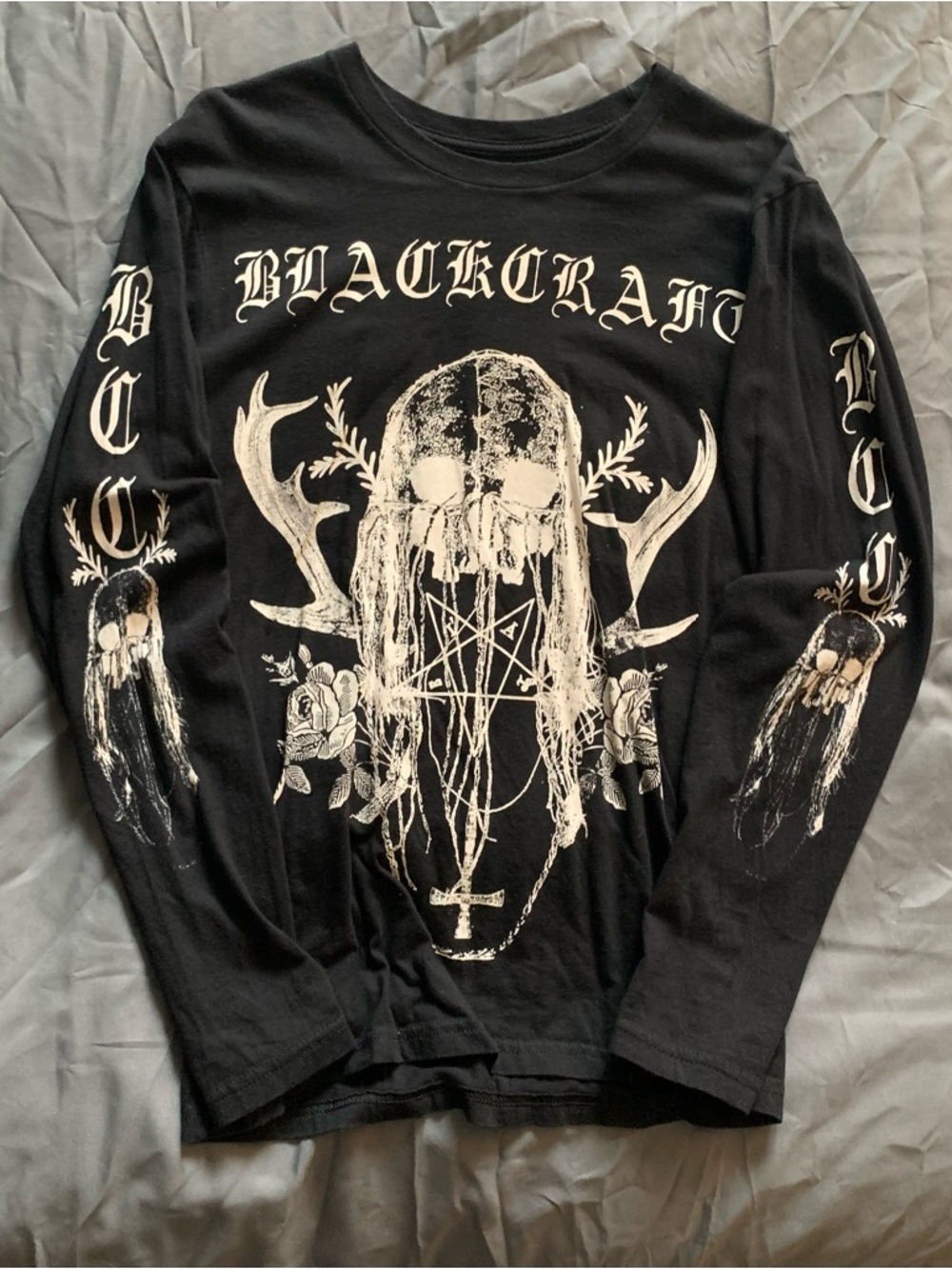 Black Long-Sleeve Graphic Men's Tee with Cream Skull Motif